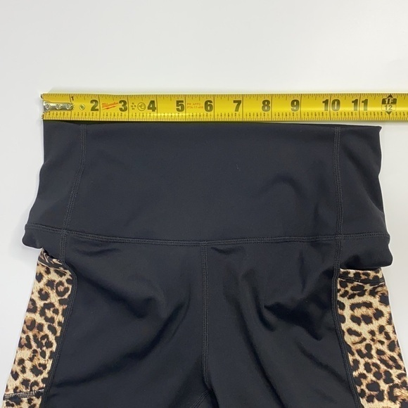 Zyia Active Cropped Leopard Print Crop Leggings/Capri With Pockets - Picture 6 of 9